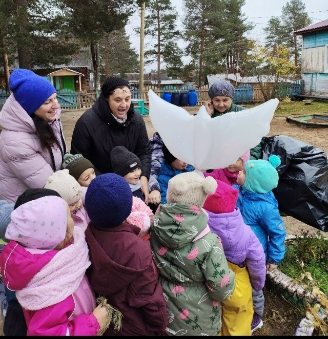 В российских школах и детсадах ко Дню народного единства прошли мероприятия с пожеланиями «жизни без войны»