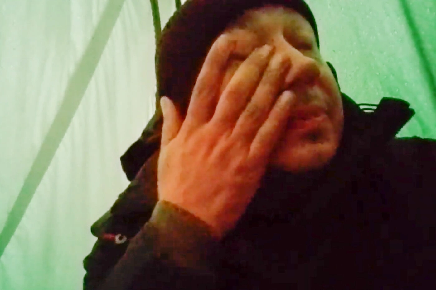 Владимир Бернгардт пережидает в палатке дождь перед нелегальным пересечением российско-белорусской границы