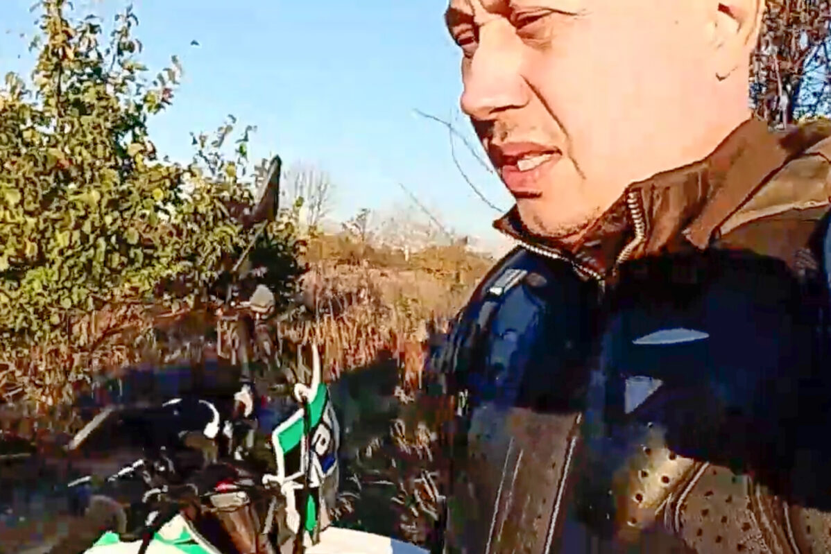 Владимир Бернгардт после побега из воинской части для пойманных дезертиров, пытается на мотоцикле добраться до белорусской границы