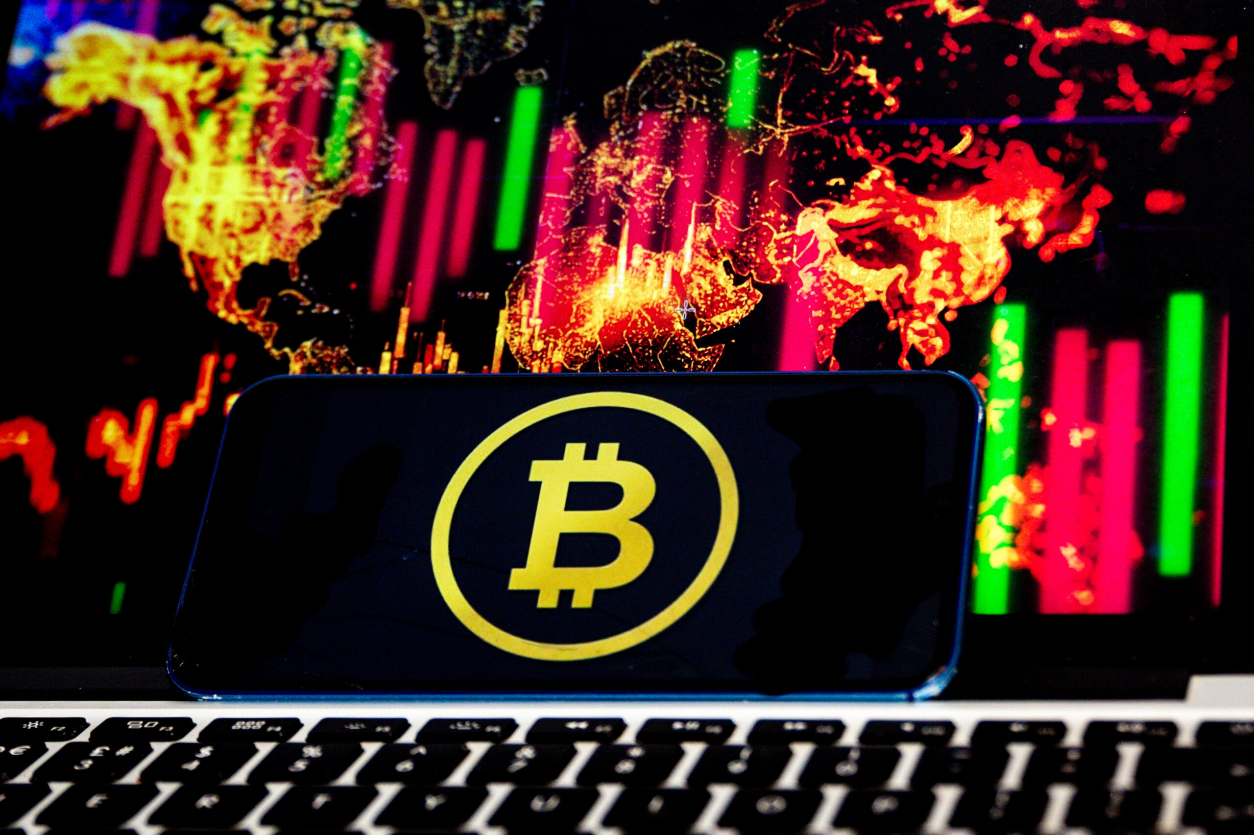 Биткоин опустился к апрельским значениям, «эфир» теряет более четверти стоимости за месяц, а крипто-фонды фиксируют крупнейшие оттоки за год