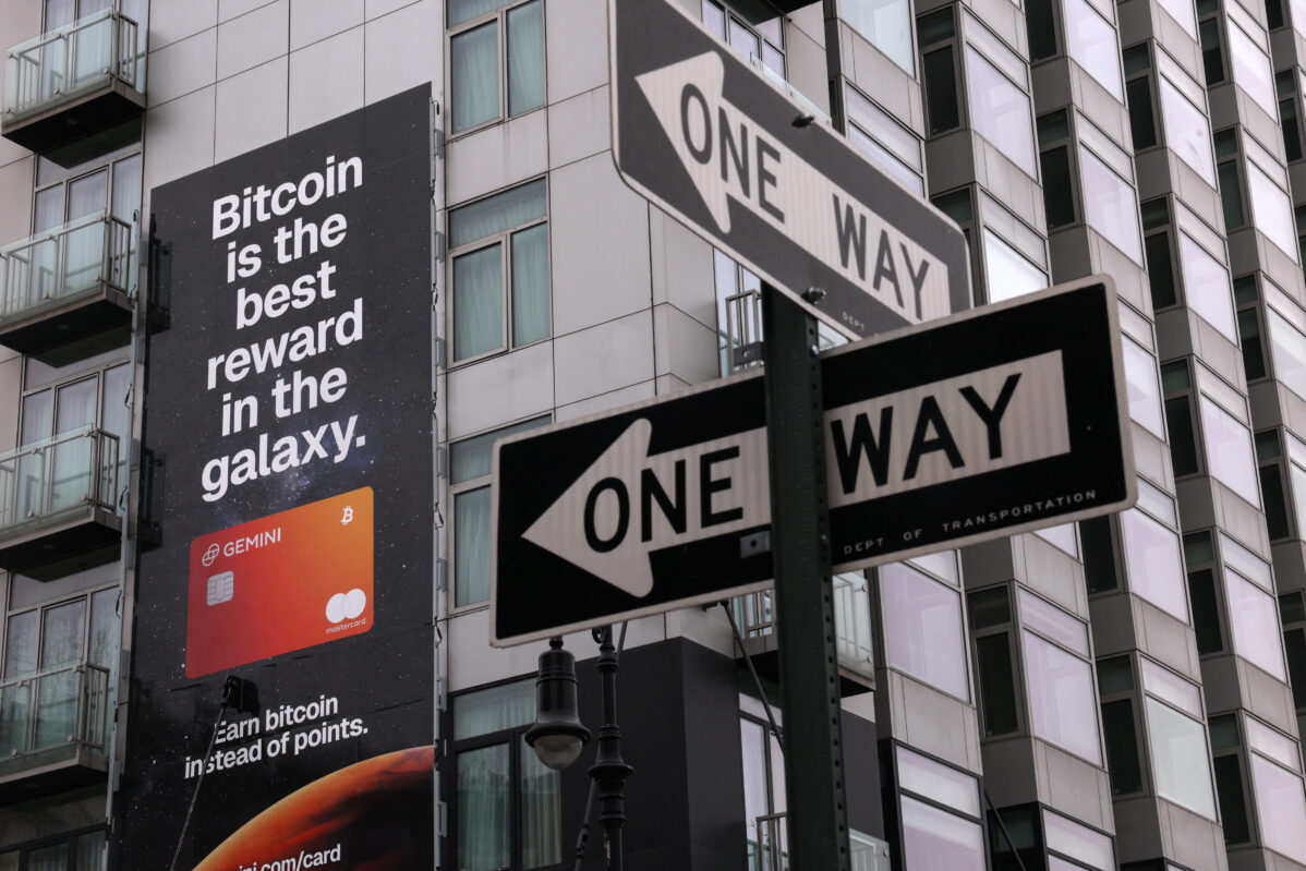 Биткоин опустился к апрельским значениям, «эфир» теряет более четверти стоимости за месяц, а крипто-фонды фиксируют крупнейшие оттоки за год