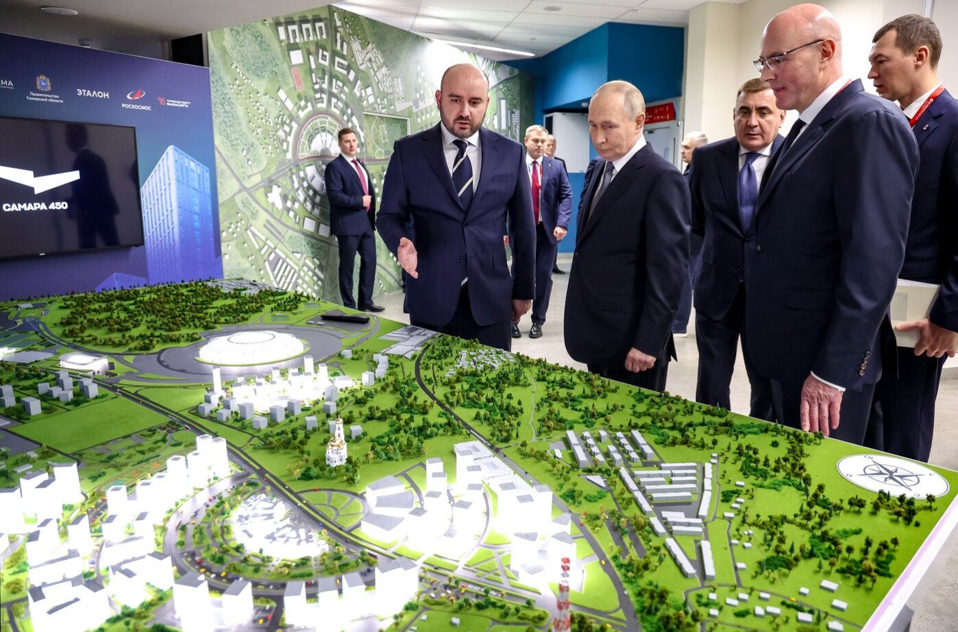 Владимир Путин в сопровождении губернатора Самарской области Вячеслава Федорищева знакомится с проектом демонстрационного и образовательного центра адаптивных видов спорта в Самаре