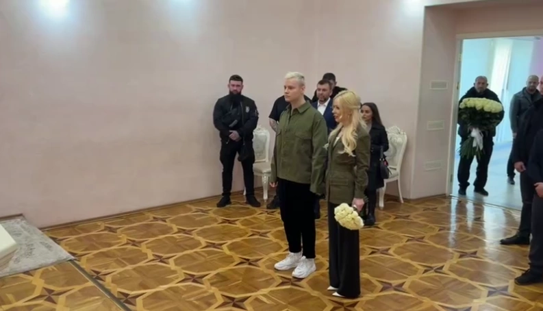 Певец Ярослав Дронов, известный как Шаман, и глава «Лиги безопасного интернета» Екатерина Мизулина поженились в Донецке