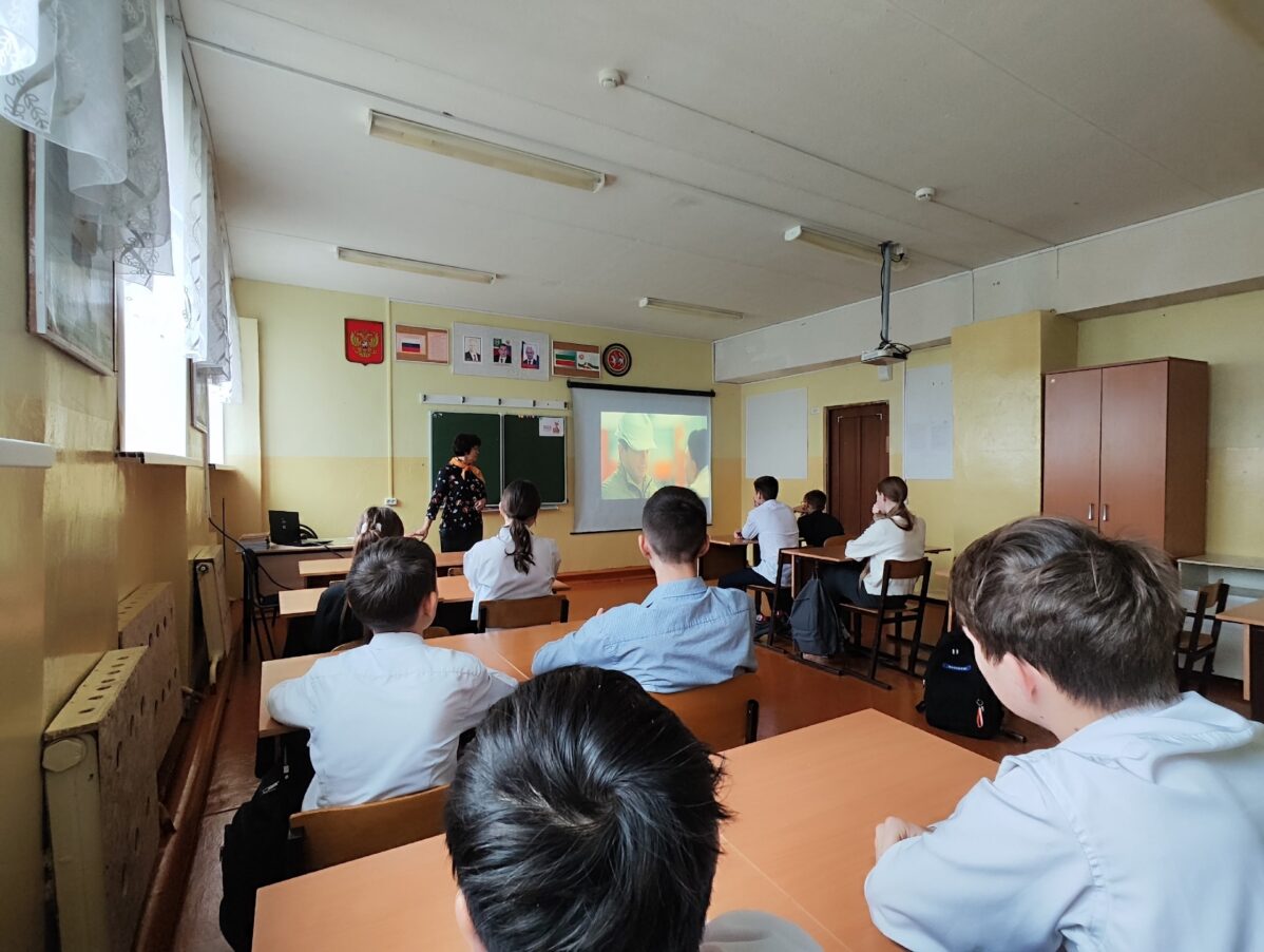 В школах показали фильм о российских строителях в оккупированных украинских городах «Строители мира»