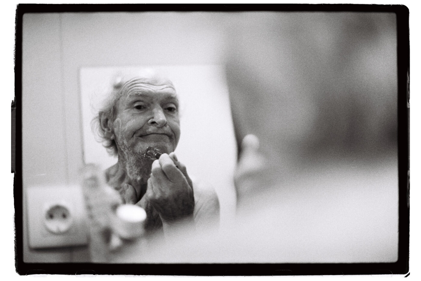 Фотограф Владимир Аверин в фотопроекте о болезни Альцгеймера у близкого человека рассказывает, с какими трудностями сталкивается человек, ухаживающий за больным