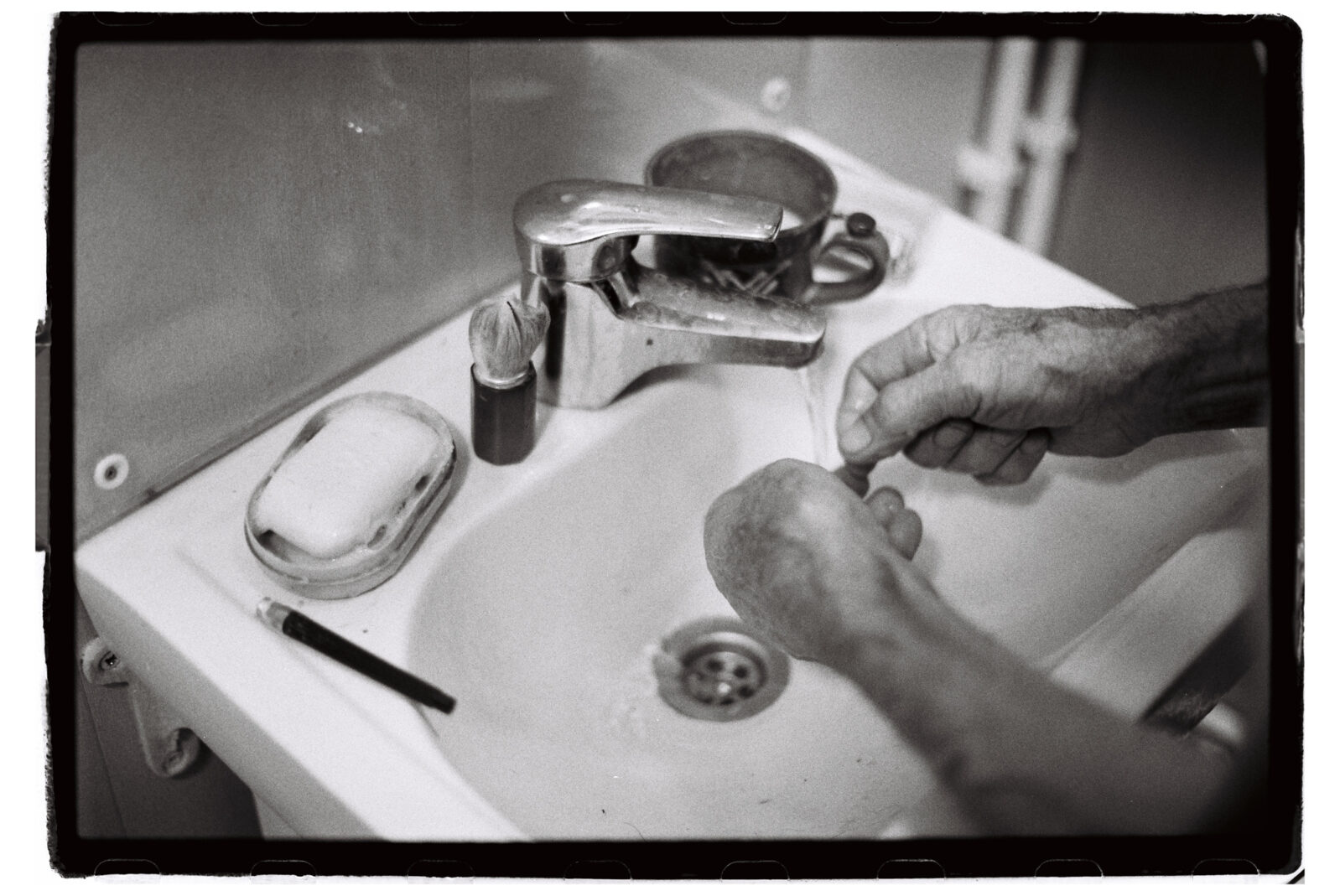 Фотограф Владимир Аверин в фотопроекте о болезни Альцгеймера у близкого человека рассказывает, с какими трудностями сталкивается человек, ухаживающий за больным