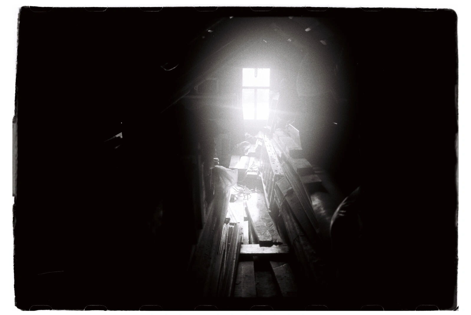 Фотограф Владимир Аверин в фотопроекте о болезни Альцгеймера у близкого человека рассказывает, с какими трудностями сталкивается человек, ухаживающий за больным