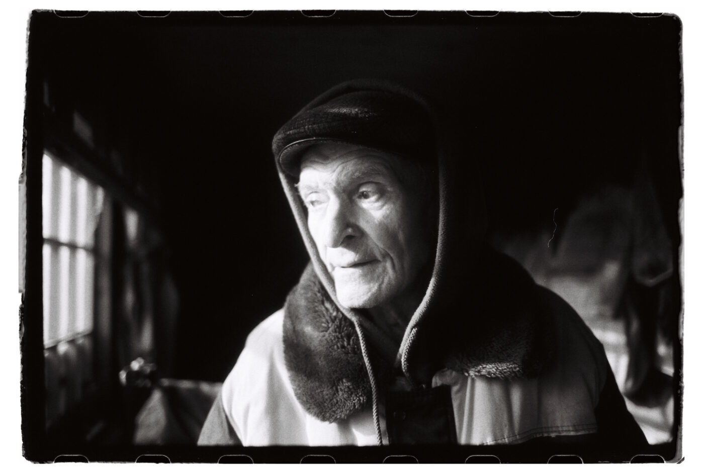 Фотограф Владимир Аверин в фотопроекте о болезни Альцгеймера у близкого человека рассказывает, с какими трудностями сталкивается человек, ухаживающий за больным