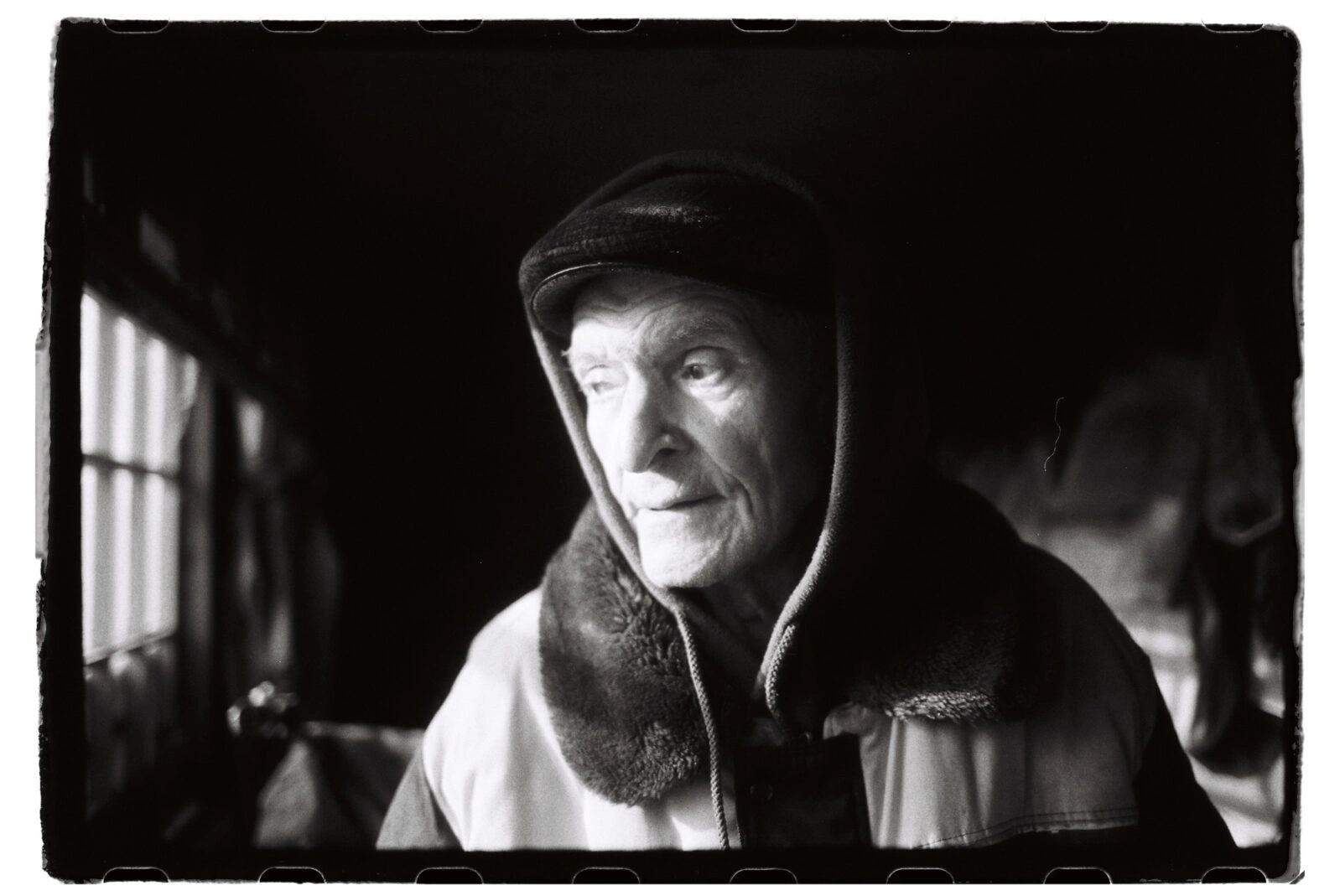 Фотограф Владимир Аверин в фотопроекте о болезни Альцгеймера у близкого человека рассказывает, с какими трудностями сталкивается человек, ухаживающий за больным