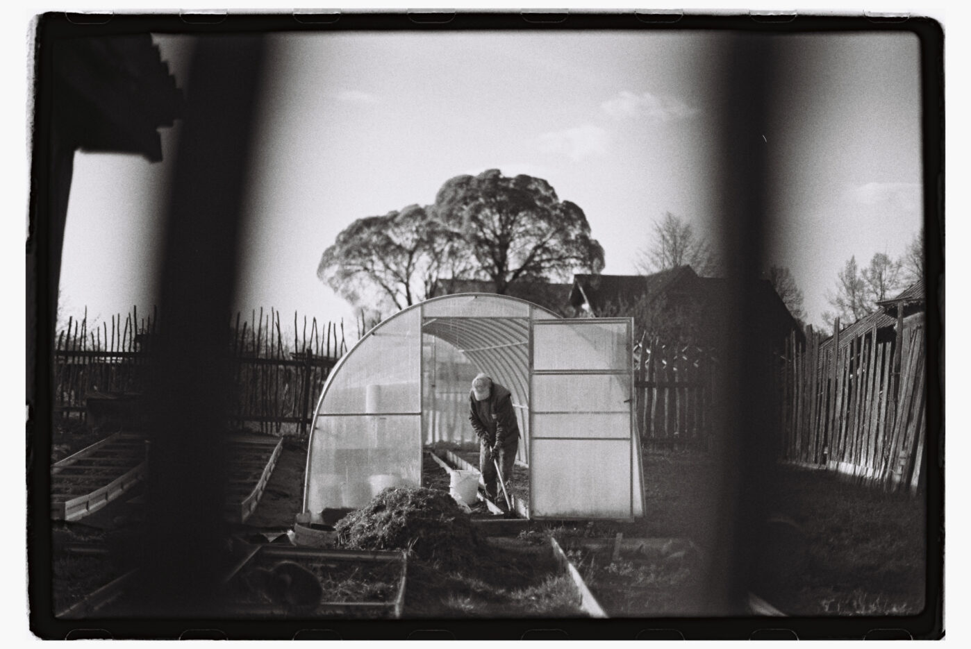 Фотограф Владимир Аверин в фотопроекте о болезни Альцгеймера у близкого человека рассказывает, с какими трудностями сталкивается человек, ухаживающий за больным