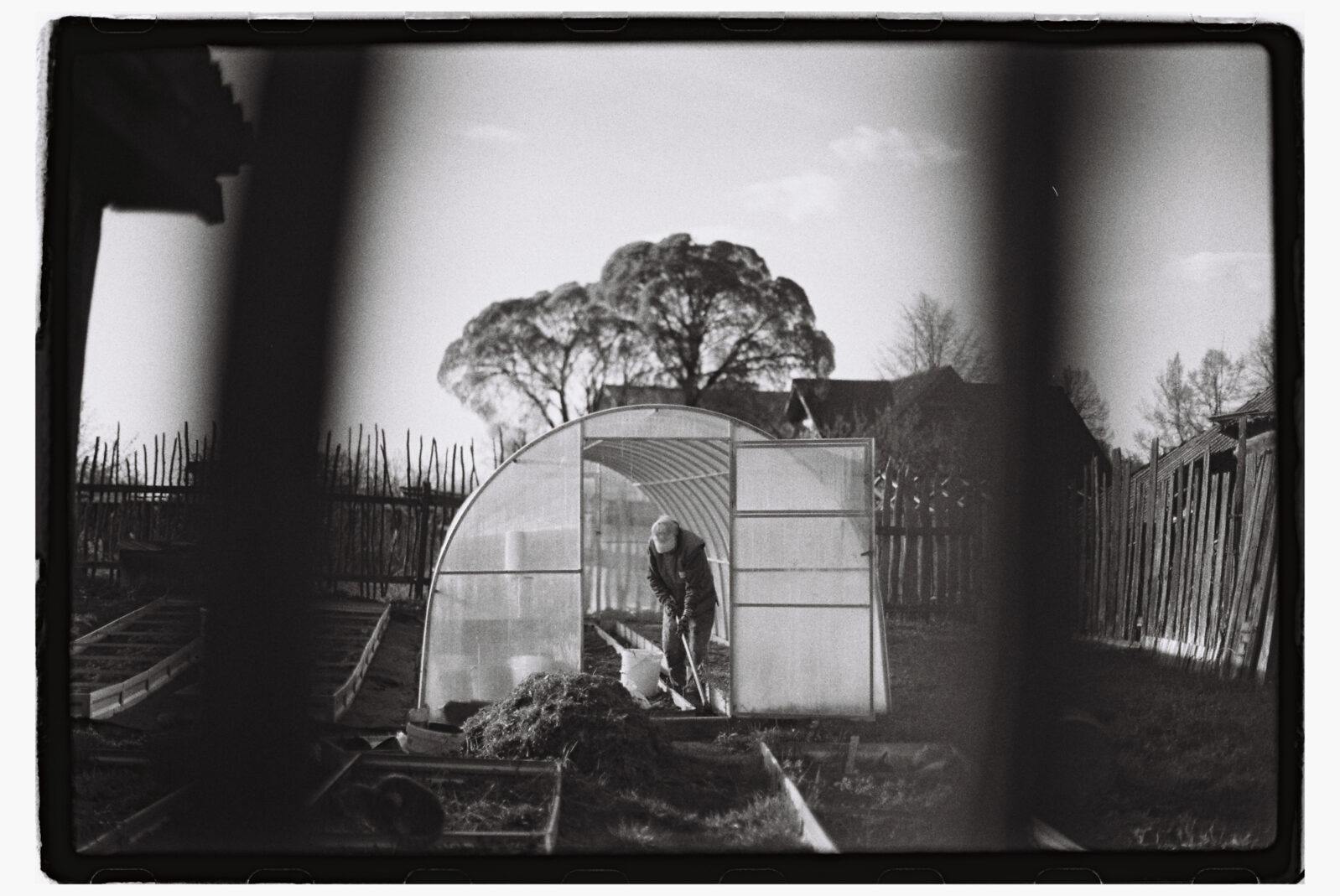 Фотограф Владимир Аверин в фотопроекте о болезни Альцгеймера у близкого человека рассказывает, с какими трудностями сталкивается человек, ухаживающий за больным