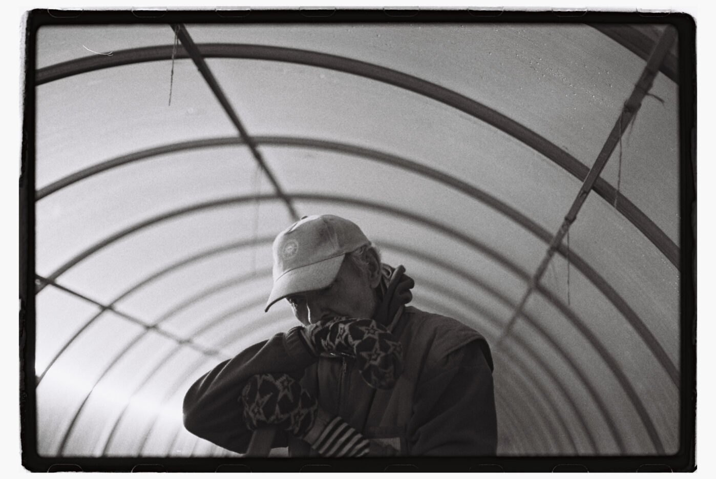 Фотограф Владимир Аверин в фотопроекте о болезни Альцгеймера у близкого человека рассказывает, с какими трудностями сталкивается человек, ухаживающий за больным