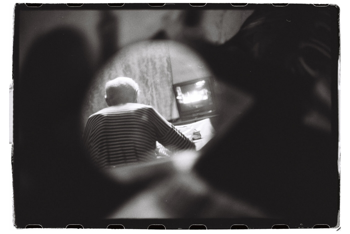 Фотограф Владимир Аверин в фотопроекте о болезни Альцгеймера у близкого человека рассказывает, с какими трудностями сталкивается человек, ухаживающий за больным