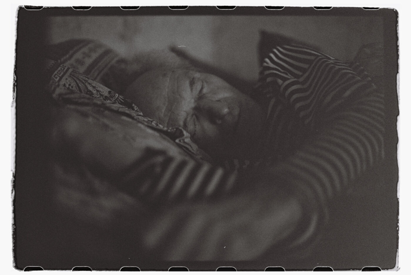 Фотограф Владимир Аверин в фотопроекте о болезни Альцгеймера у близкого человека рассказывает, с какими трудностями сталкивается человек, ухаживающий за больным