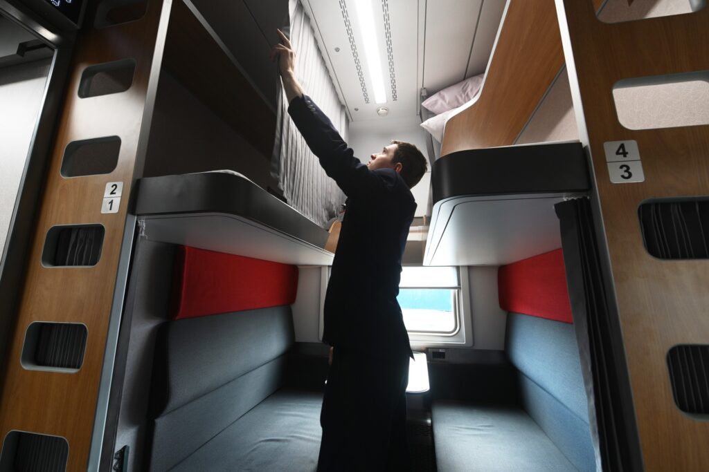 РЖД обещает запустить новое поколение вагонов дальнего следования: купейные, СВ, плацкарт и капсулы