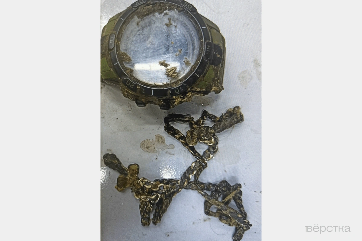 Sometimes a&nbsp;cross worn around the neck or&nbsp;other personal items help identify soldiers killed in&nbsp;the war