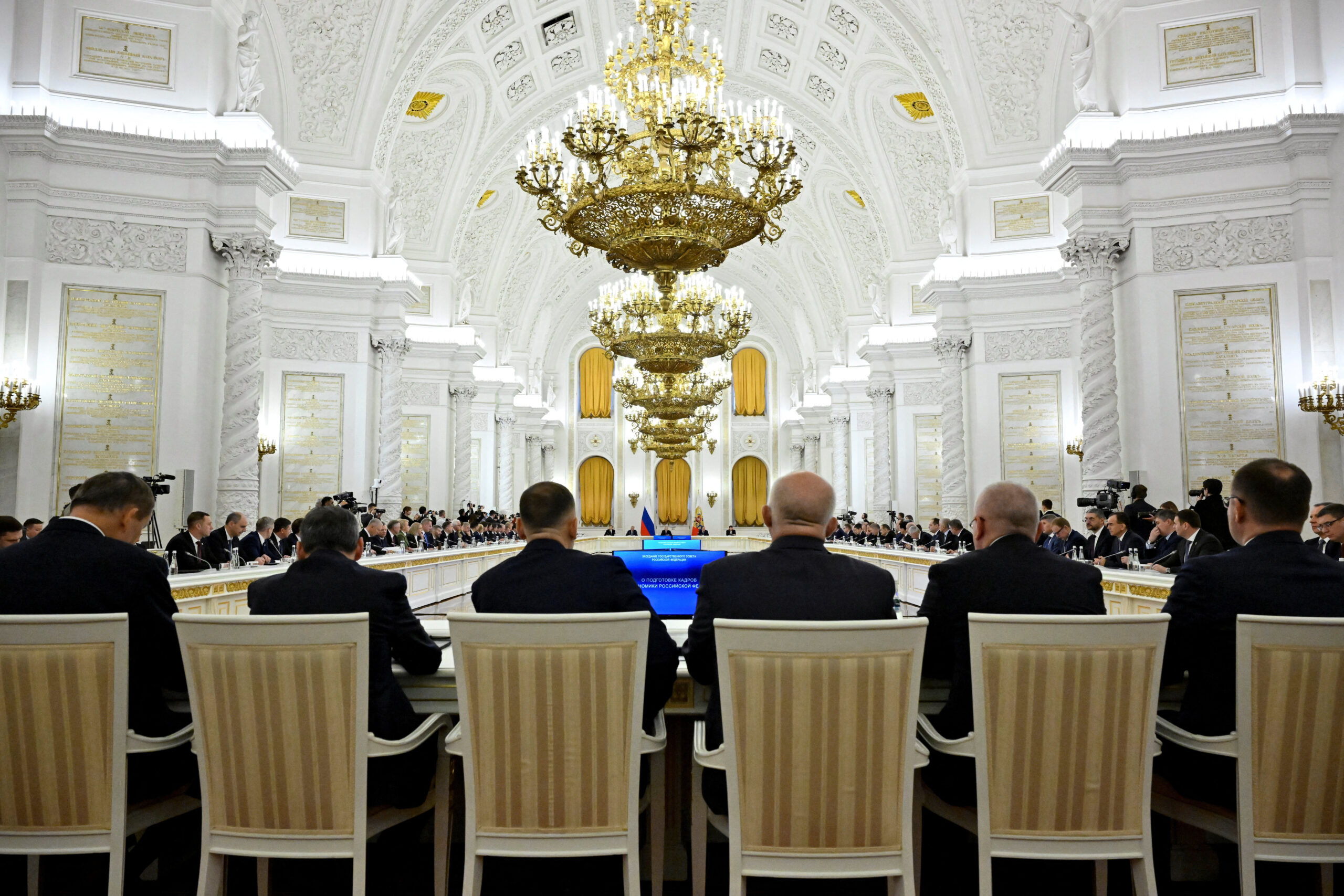 Кто из высокопоставленных российских чиновников потерял должность в 2025 году?