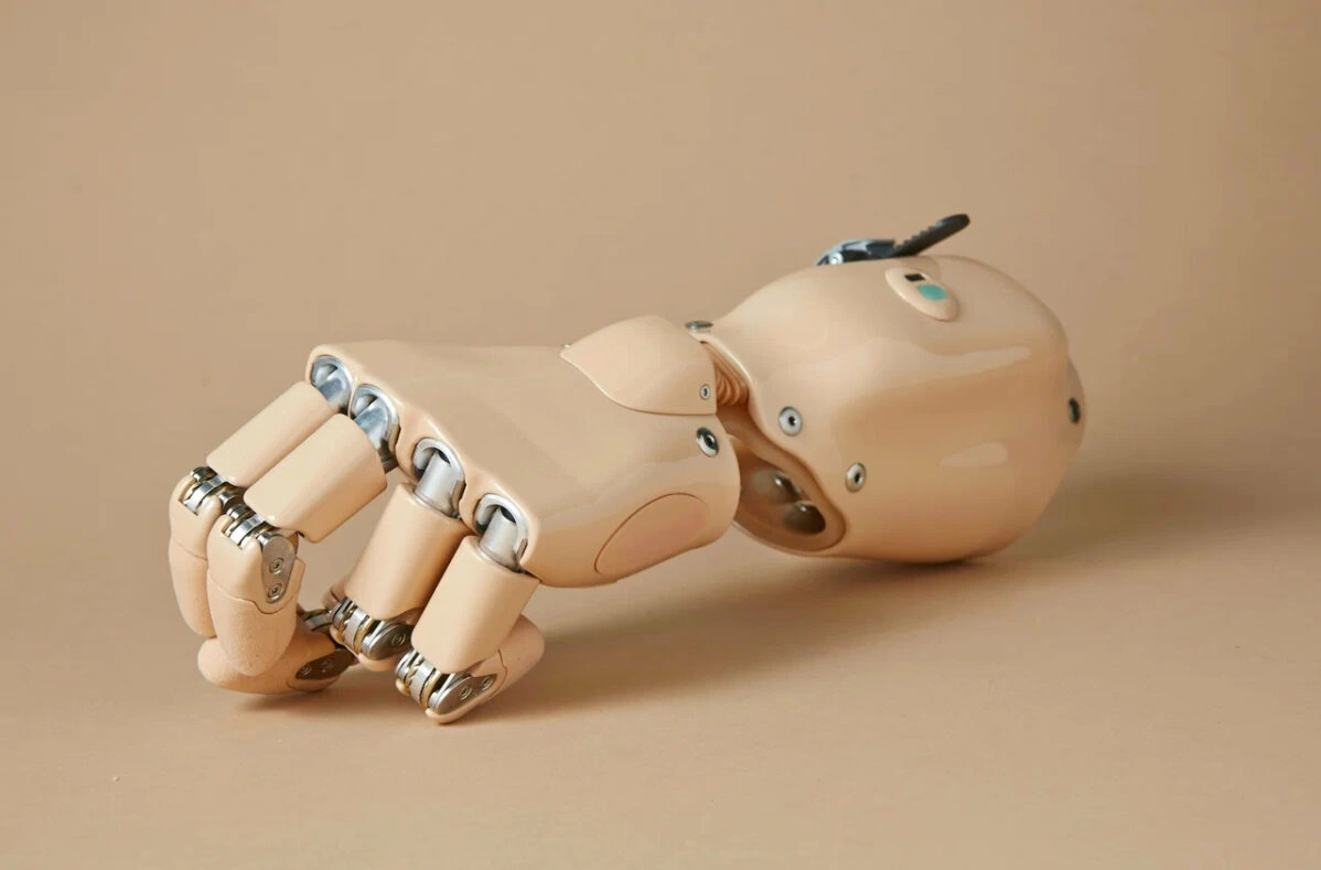 Протезы рук бывают косметическими и функциональными. Последние бывают: тяговыми и биоэлектрическими (бионическими)