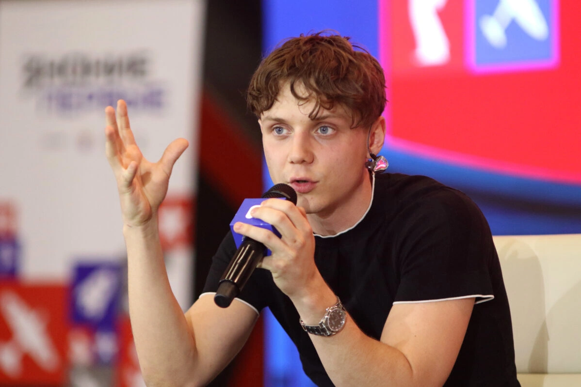 В&nbsp;2022 году Ваня Дмитриенко выступал на&nbsp;«Первом канале», получил музыкальную премию «Золотой граммофон», став её&nbsp;самым юным обладателем за&nbsp;всю историю. В&nbsp;2025-м награждён премией «Самый ожидаемый релиз года» за&nbsp;совместный трек «Силуэт» и&nbsp;получил награду «Артист года» из&nbsp;рук Филиппа Киркорова