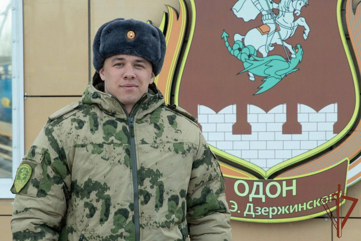 Рэпер MACAN (Андрей Косолапов) проходит военную службы по&nbsp;призыву<br />
в&nbsp;отдельной дивизии оперативного назначения&nbsp;им. Ф.&nbsp;Э.&nbsp;Дзержинского
