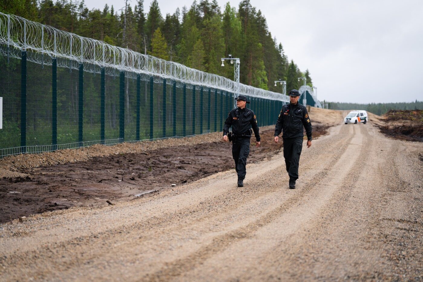 Пограничный переход Вартиус в&nbsp;Кухмо между Финляндией и&nbsp;Россией. Финские пограничники идут вдоль недавно возведенного забора длиной 200&nbsp;км на&nbsp;границе с&nbsp;Россией