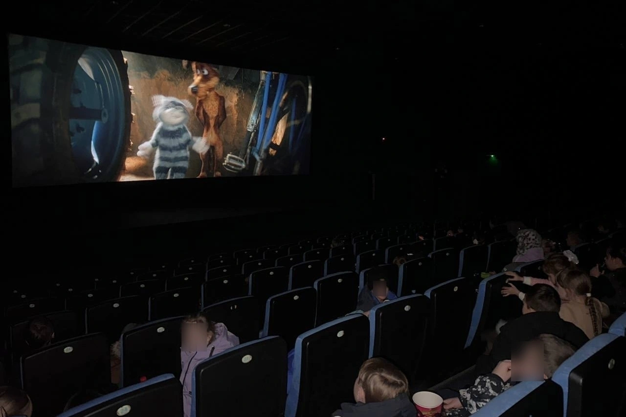 Школьников массово отправили в кинотеатры на просмотр ремейка мультфильма «Простоквашино»