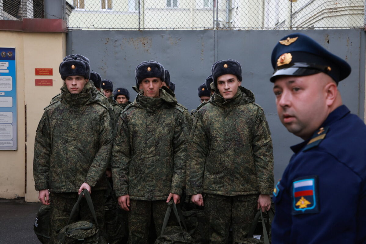 Весенний призыв в&nbsp;армию 2026: кому придут электронные повестки, какие ограничения грозят за&nbsp;неявку и&nbsp;можно&nbsp;ли обжаловать решение в&nbsp;суде?