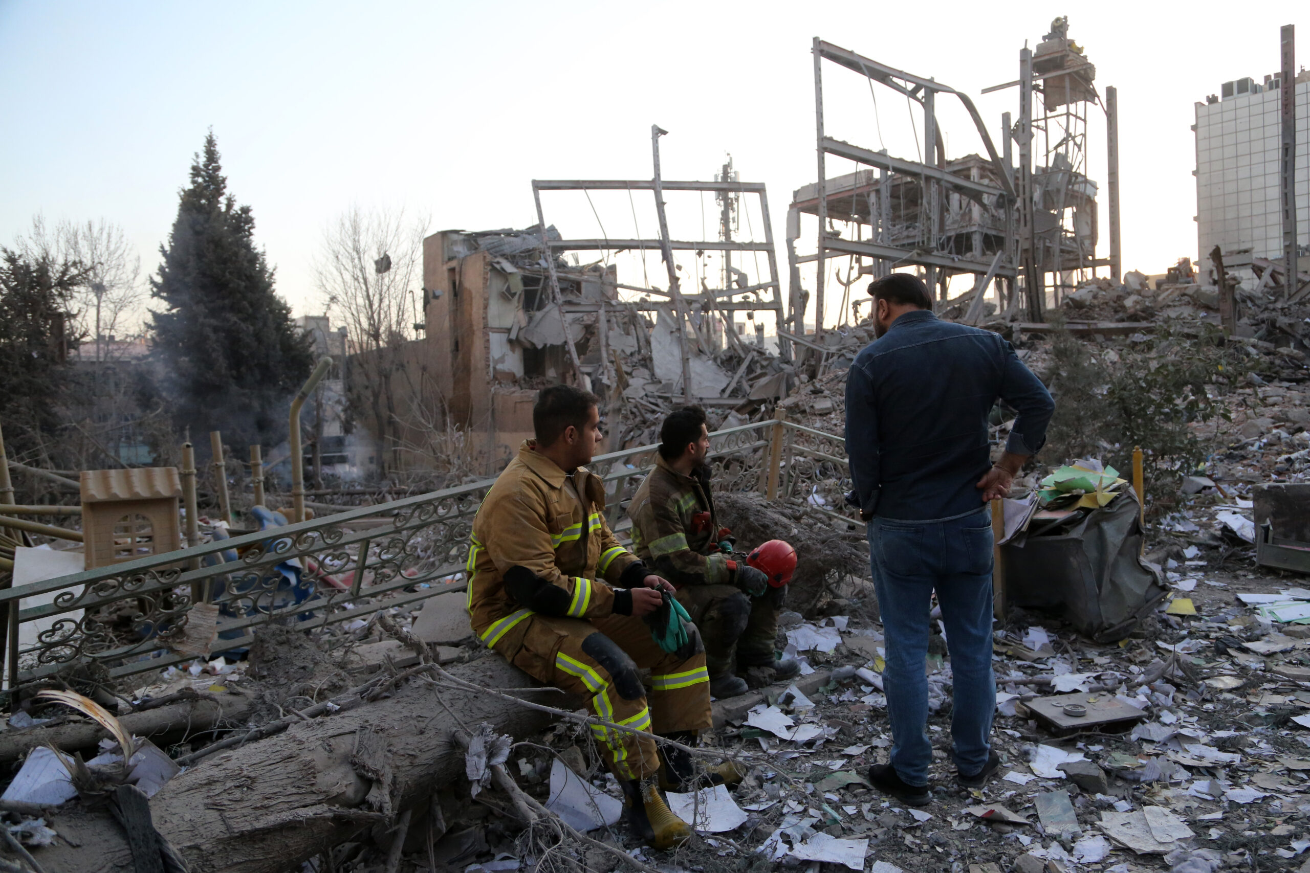 США и Израиль третий день наносят удары по Ирану, Тегеран отвечает ударами по всему Ближнему Востоку