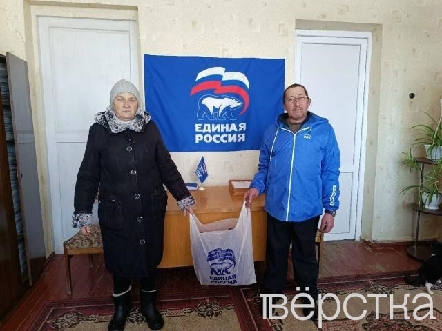 «Единая Россия» поздравила жён ветеранов «СВО» и&nbsp;одиноких женщин с&nbsp;8 марта и&nbsp;вручила им масло, хлеб и&nbsp;консервы к&nbsp;Международному женскому дню