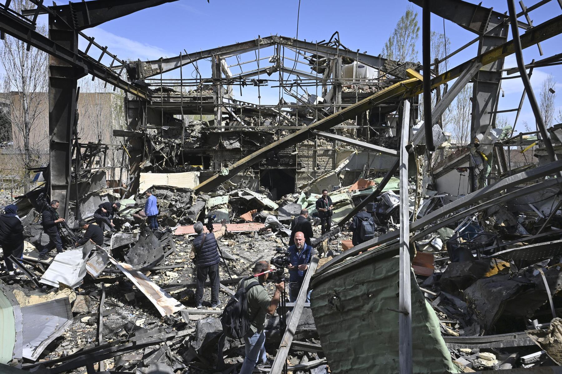 США и Иран обсуждают перемирие на фоне угроз новых ударов