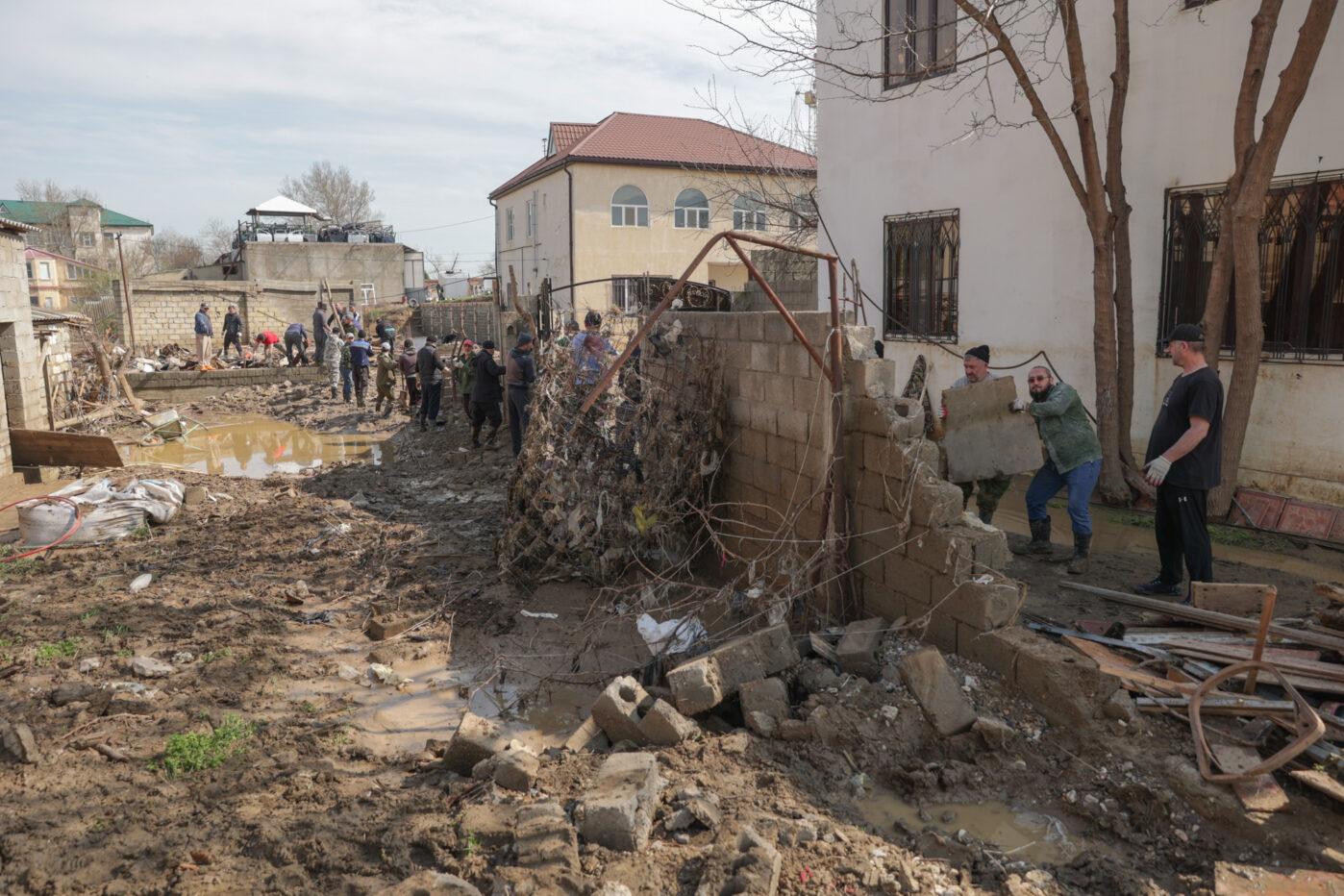 Во&nbsp;время наводнения в&nbsp;Дагестане погибли не&nbsp;менее семи человек, разрушены десятки домов, волонтёры разбирают завалы