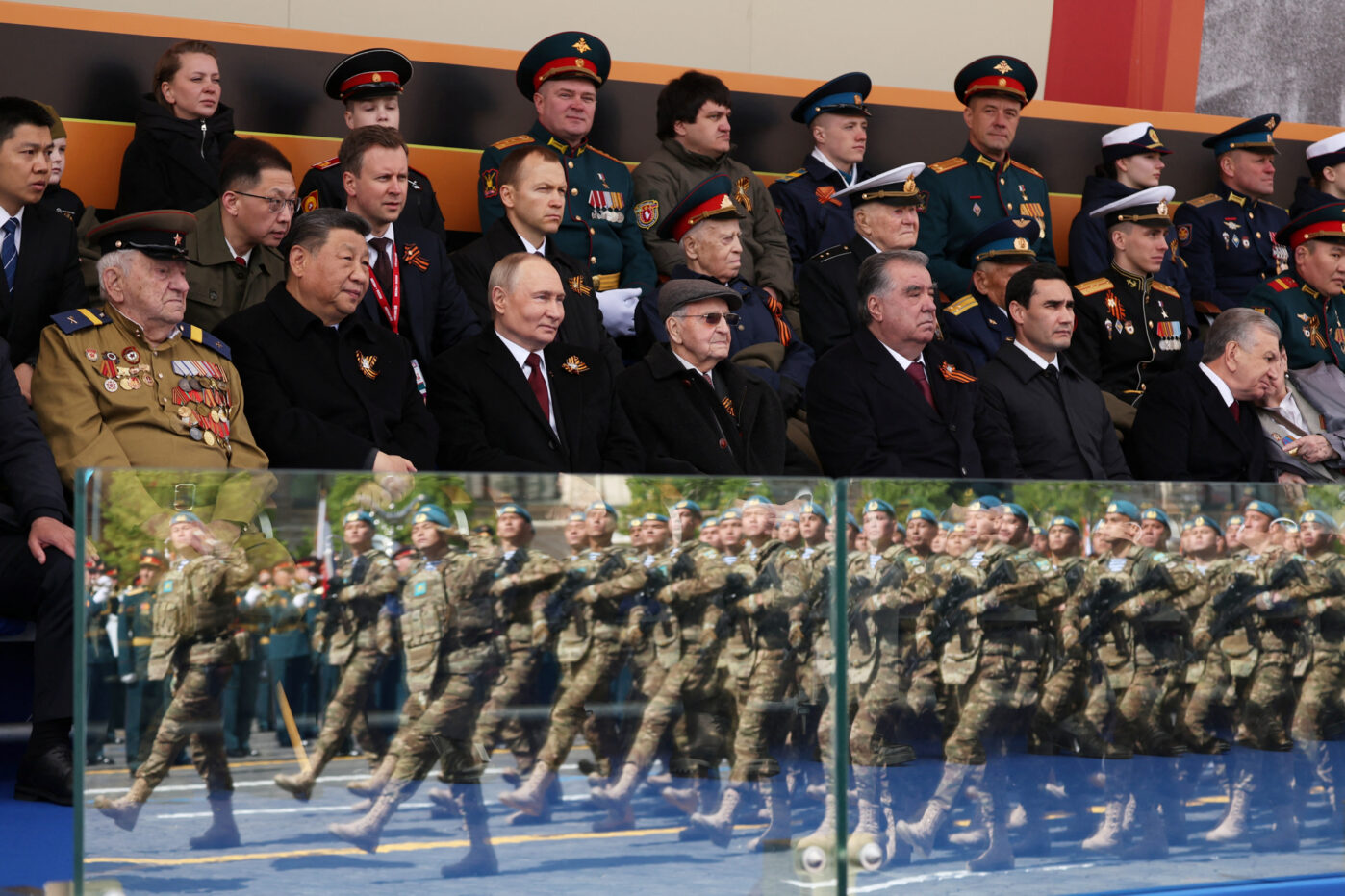 Владимир Путин вместе с&nbsp;президентами Китая, Таджикистана, Туркменистана  и&nbsp;Узбекистана на&nbsp;военном параде в&nbsp;День Победы на&nbsp;Красной площади<br />

