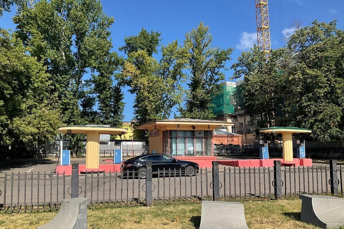 Кремлёвская АЗС на Волхонке в Москве - единственная в пределах Бульварного кольца