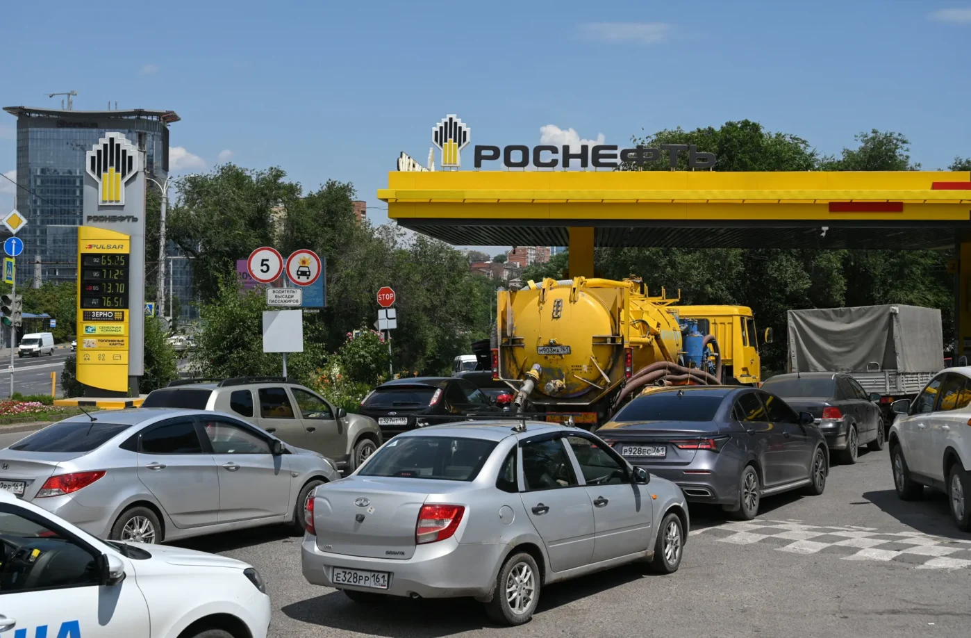 Очередь за&nbsp;бензином на&nbsp;заправке «Роснефти» в&nbsp;Ростове-на-Дону