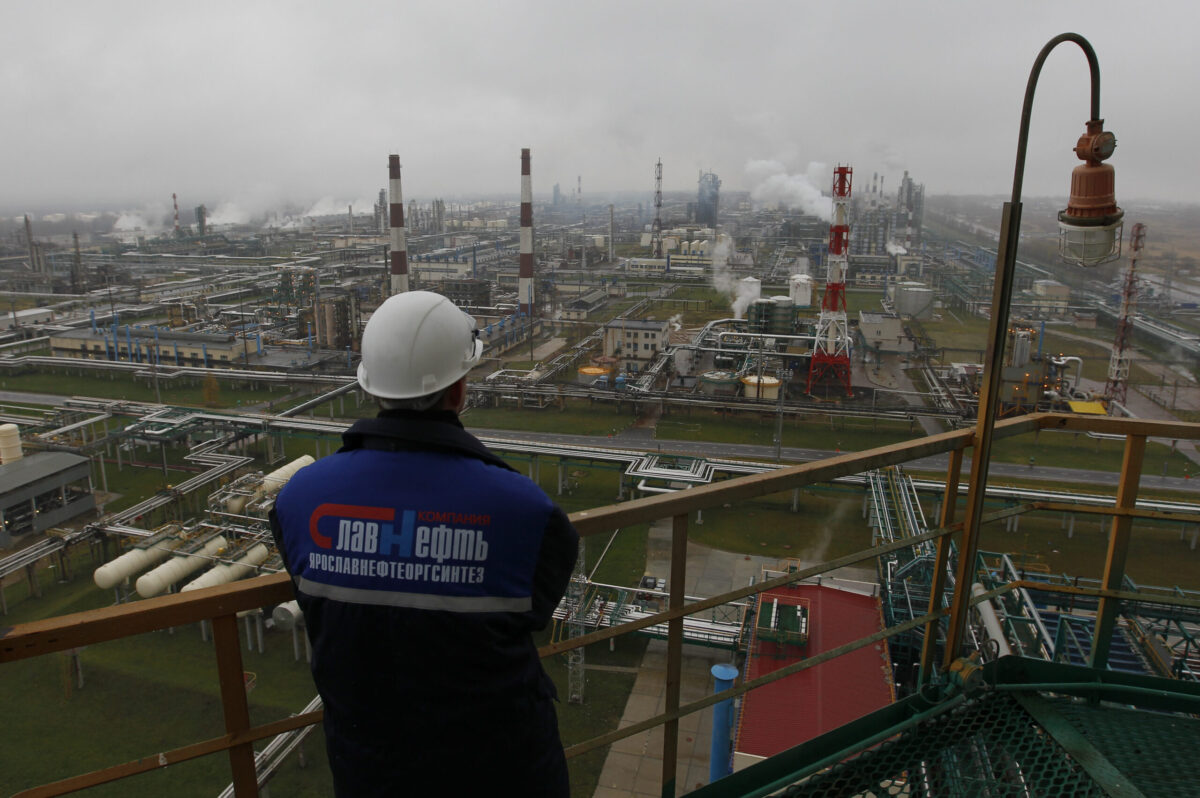 Украинские беспилотники атаковали нефтеперерабатывающий завод «Славнефть-ЯНОС» в Ярославле. Сервис NASA FIRMS зафиксировал возгорания в районе предприятия