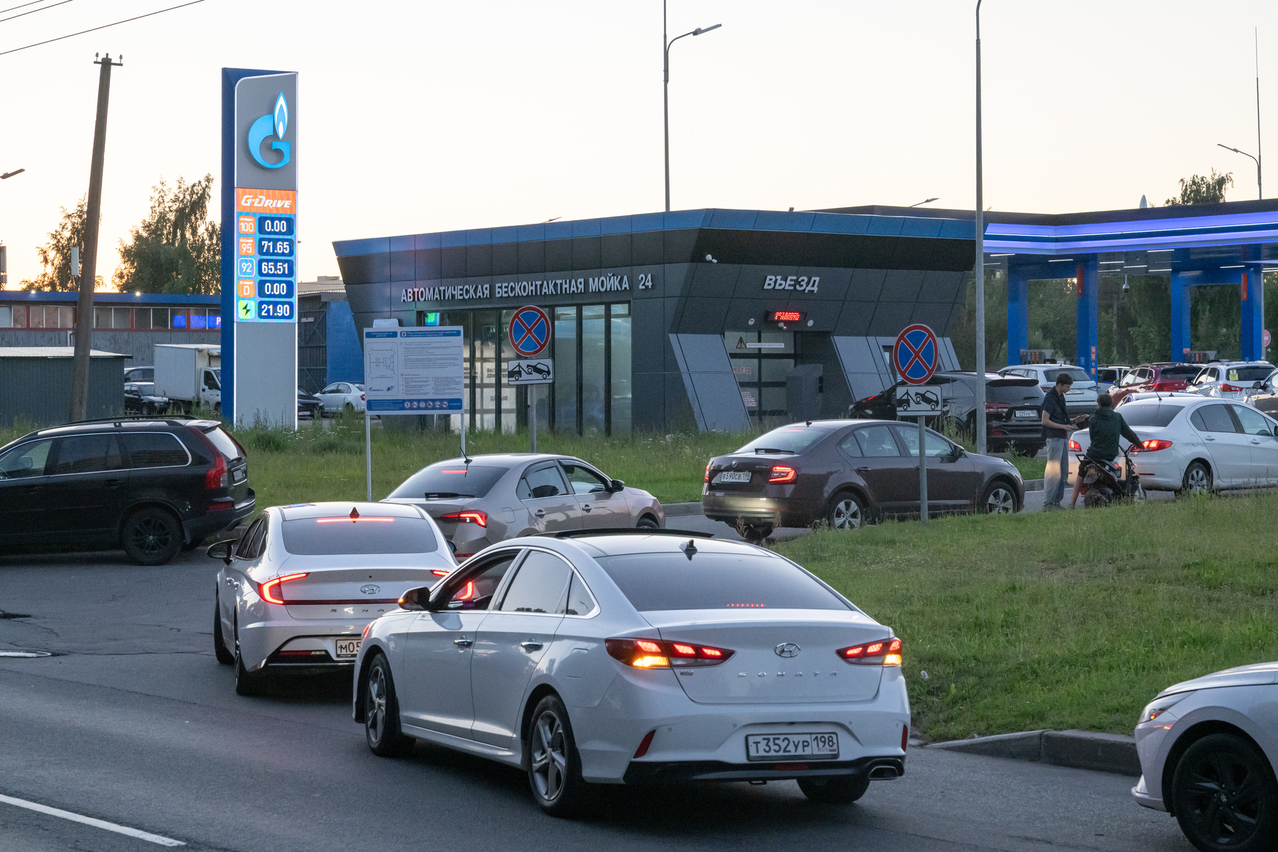 На заправках Красноярска перед визитом Владимира Путина резко снизились цены на бензин — стоимость АИ-95 упала более чем на 20 рублей