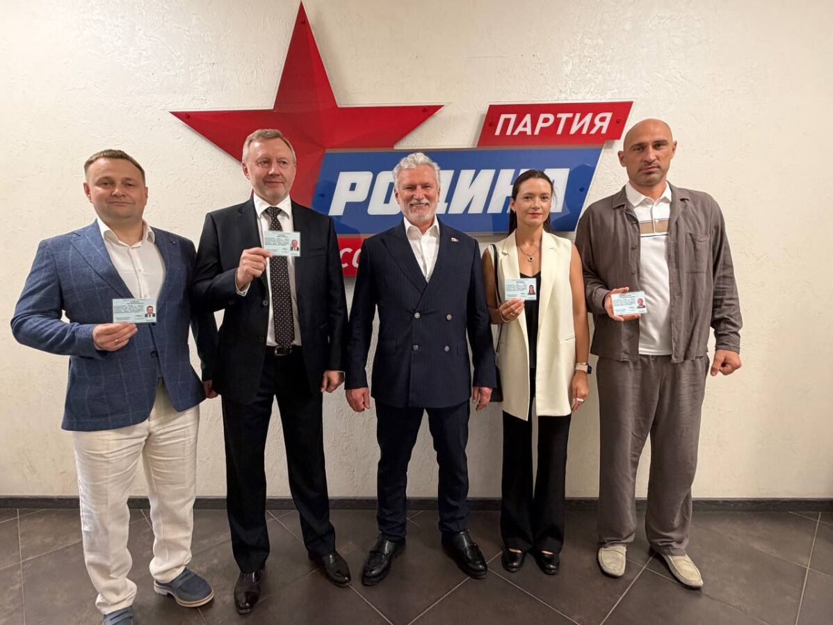 Лидер партии «Родина» Алексей Журавлёв после вручения удостоверения кандидатов в депутаты Госдумы IX созыва
