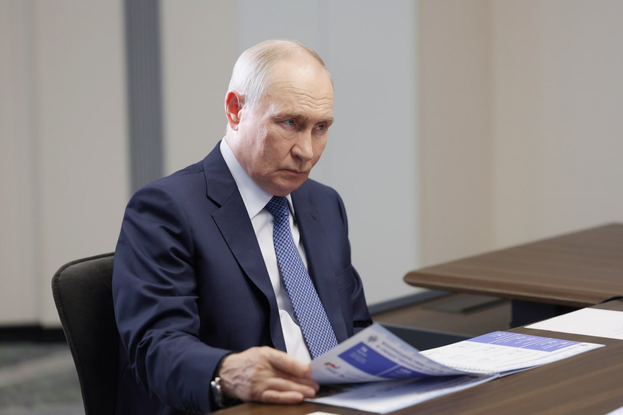 Владимир Путин опасается завершения войны без захвата Донбасса и готовится к эскалации, утверждают источники The Economist