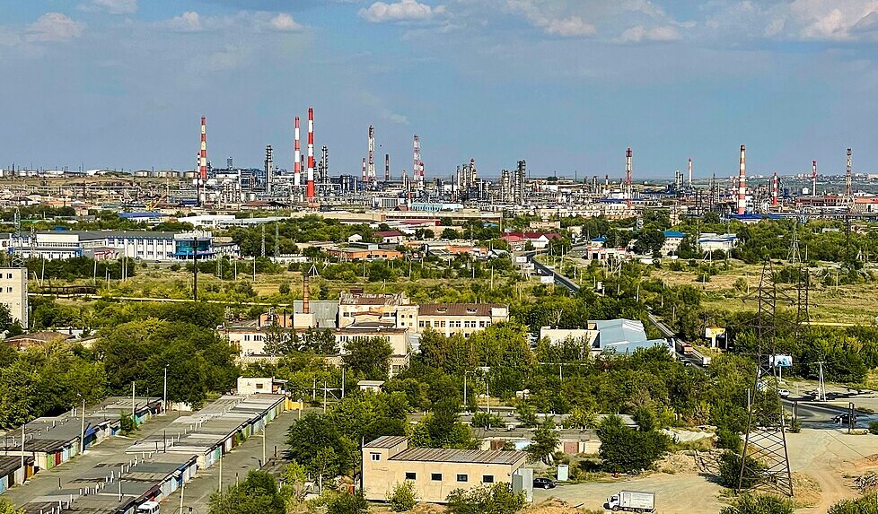 Орский НПЗ полностью остановлен после атаки БПЛА. Ремонт может занять до шести месяцев, в Оренбургской области ввели ограничения на продажу топлива