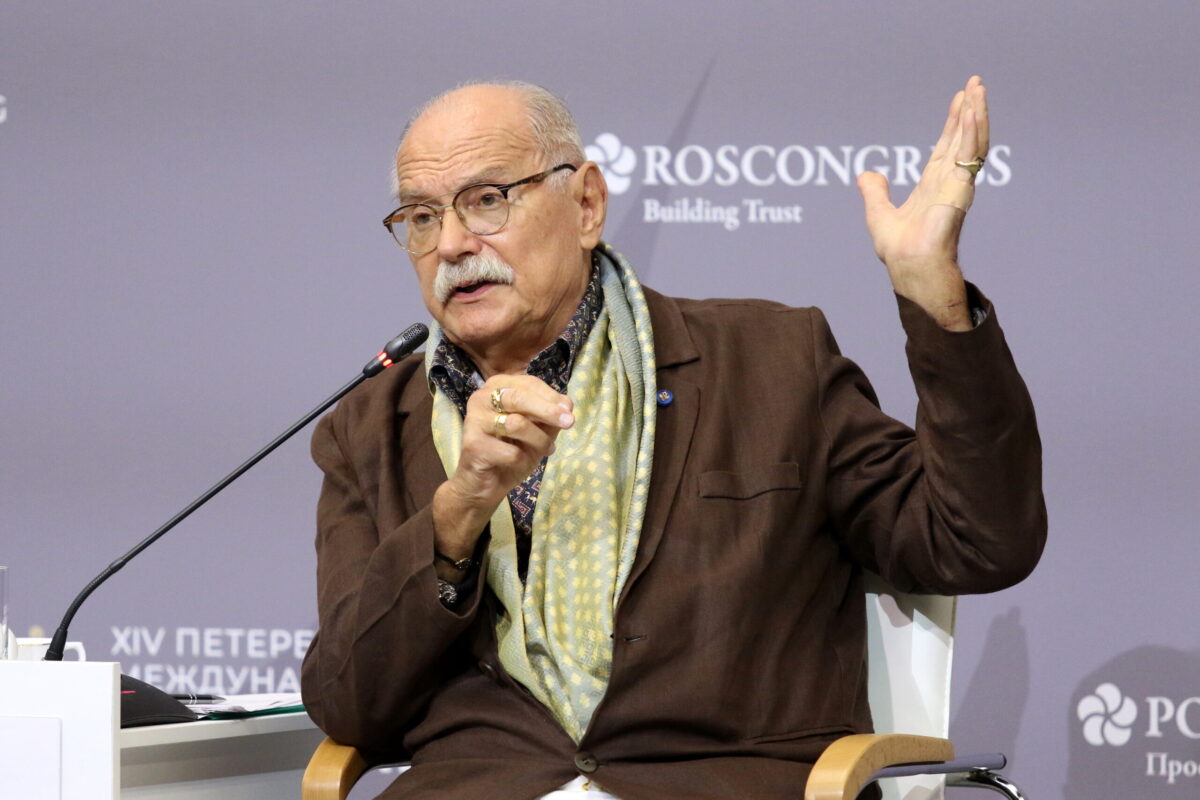 Михалков заявил, что уехавшие после начала войны артисты «потеряли себя» и не чувствуют себя свободными за границей