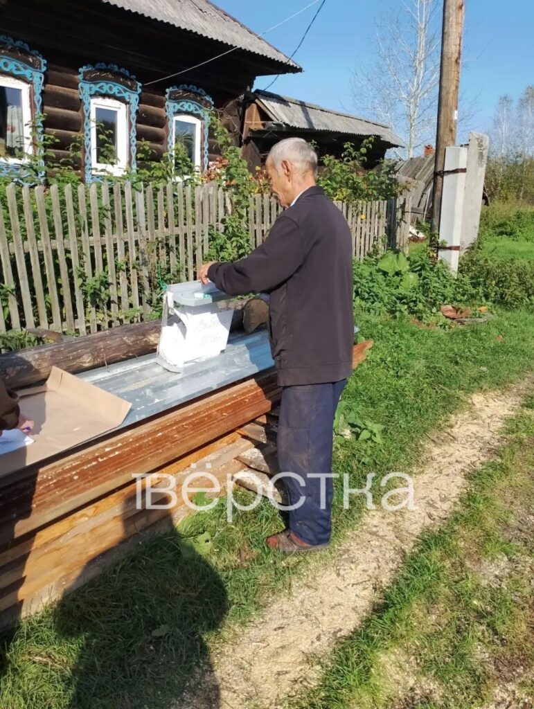 На досрочном этапе выборов в&nbsp;Госдуму россияне начали голосовать на&nbsp;пеньках, телегах и&nbsp;капотах машин