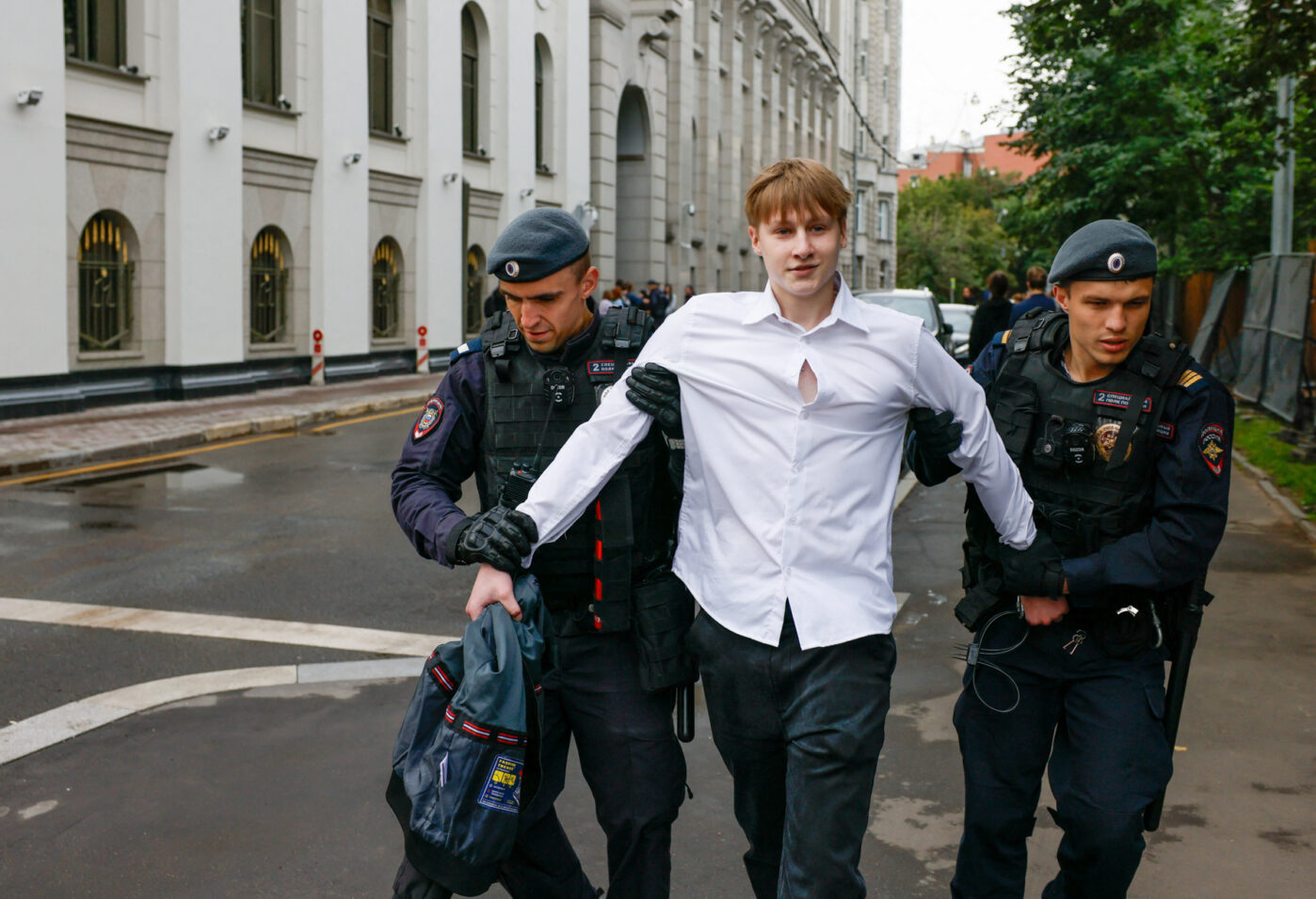 Протесты у здания Верховного суда в Москве, где проходило слушание по вопросу о запрете участия партии «Яблоко» в парламентских выборах