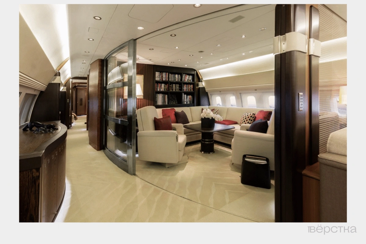 В&nbsp;Boeing 767, который принадлежал Роману Абрамовичу, четыре спальни, библиотека, гостиная и&nbsp;парадная столовая с&nbsp;дорогой деревянной отделкой