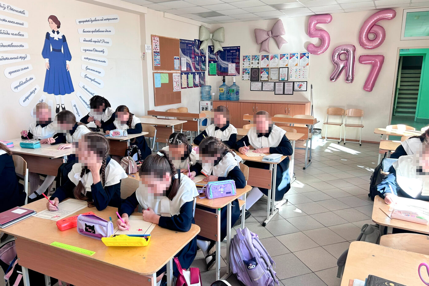 Школьницы одной из школ Ижевска в рамках еженедельного занятия «За жизнь» пишут «Письмо солдату»