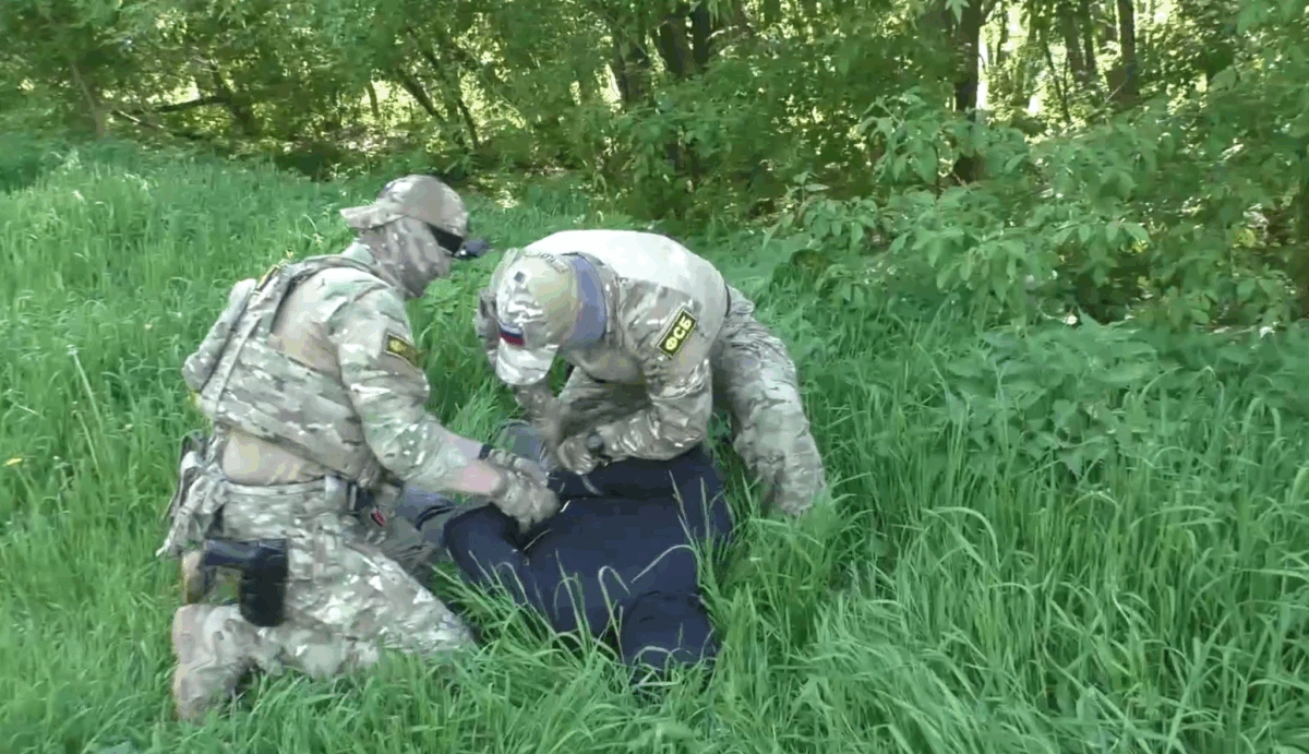 После начала войны в Украине ФСБ стала массово снимать постановочные задержания и признания. Правозащитники считают, что ролики должны запугивать россиян